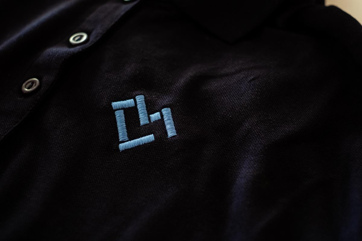 Ein Detail eines Polos-Shirts der Carolus Magnus GmbH