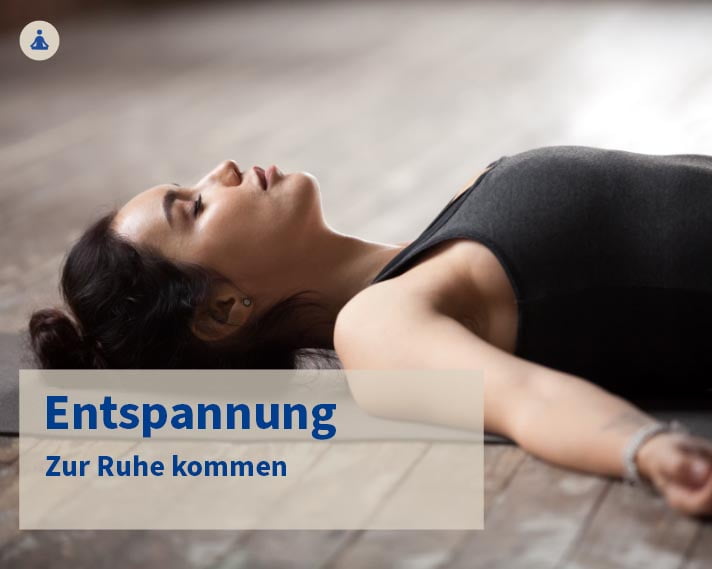 Eine junge Frau beim Yoga