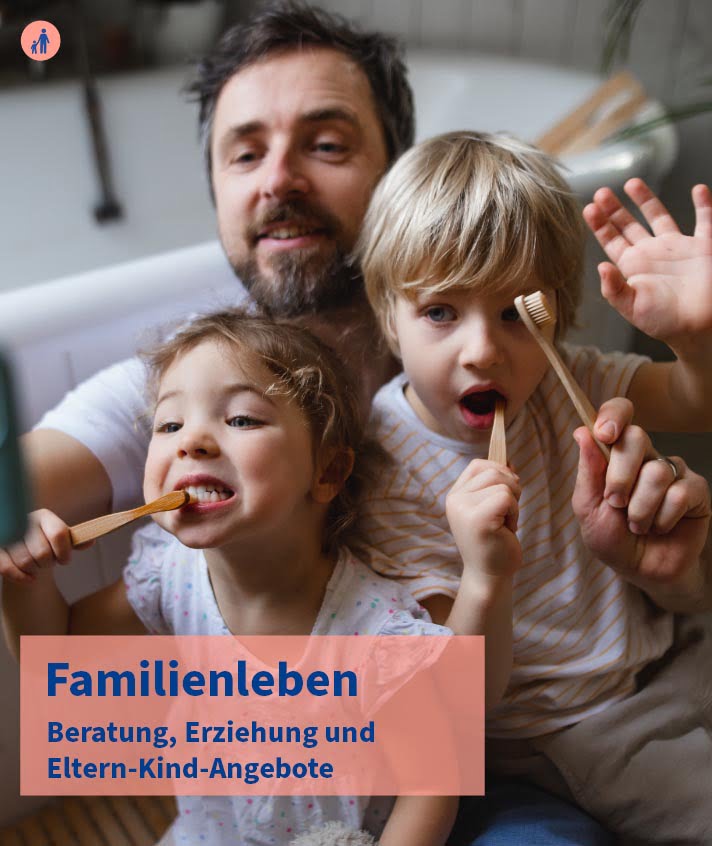 Eine junge Familie beim gemeinsamen Zähneputzen