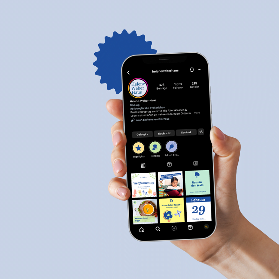 Eine Hand hält ein Smartphone in der Hand auf dem der Instagram-Kanal des Helene-Weber-Haus angezeigt wird