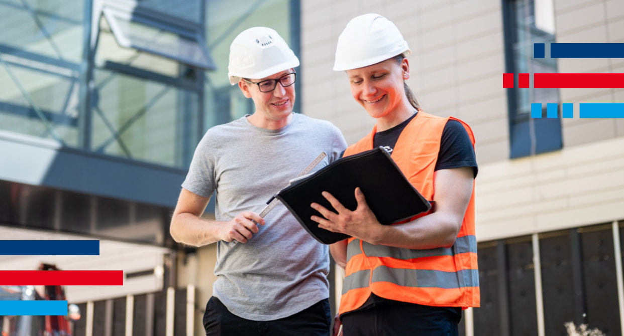 Zwei Mitarbeiter der BFT GmbH gemeinsam auf einer Baustelle