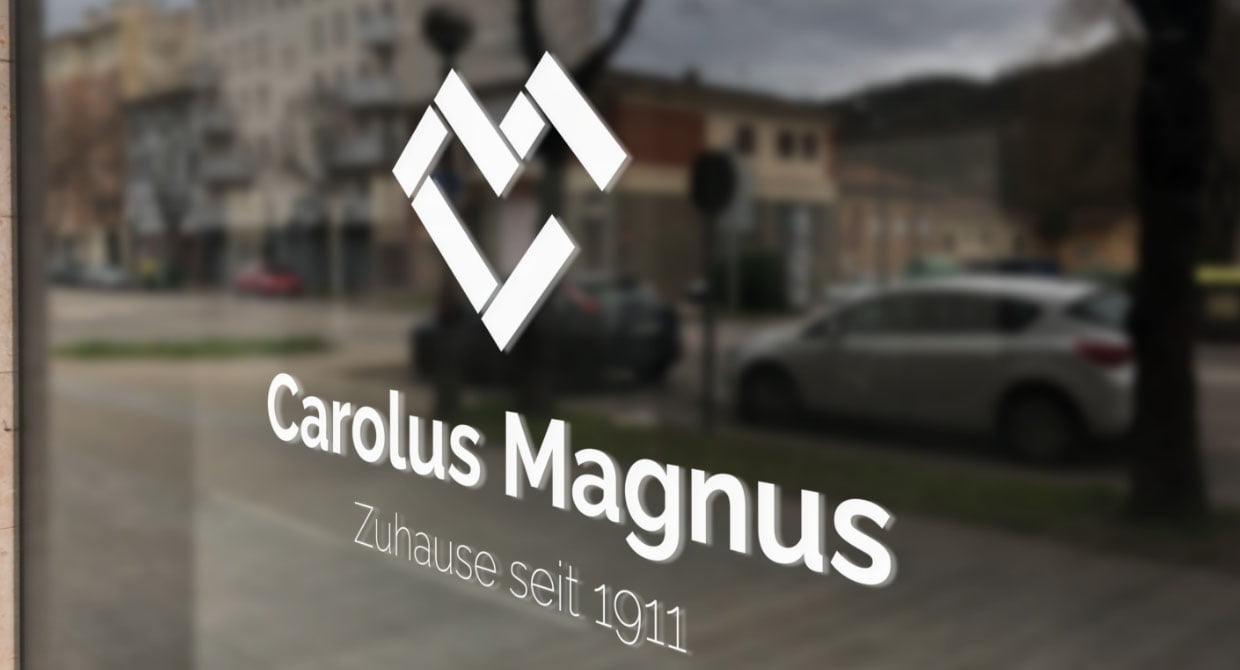 Logo der Carolus Magnus GmbH an einer Tür